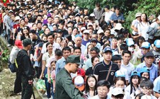 Biển người đổ về Đền Hùng trước ngày Giỗ tổ Hùng Vương