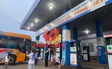 Hy hữu: Hàng chục hành khách bị "bỏ rơi" giữa đường, buộc phải đóng thêm tiền