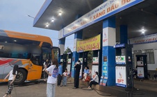 Hy hữu: Hàng chục hành khách bị "bỏ rơi" giữa đường, buộc phải đóng thêm tiền