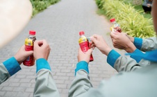 Sáng đi làm, trưa giải khát, tối nhận tiền: Vì sao hàng ngàn người đang háo hức xé nhãn chai nước?
