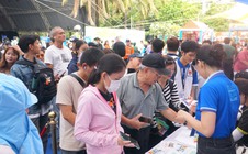 Người dân nhộn nhịp đi săn tour du lịch ưu đãi dịp 30-4 tại ngày hội ở TPHCM