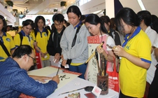 Giới trẻ xếp hàng xin chữ thư pháp tại Lễ hội "Tôn vinh cà phê - trà Việt"