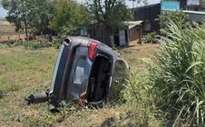 Tông xe dừng bên đường, ô tô lao xuống ruộng lật ngửa, 4 người mắc kẹt bên trong