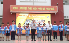 Hoàng Đức vắng mặt, hoạt động "Áo ấm đến trường" vẫn diễn ra thuận lợi