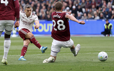 Arsenal thắng nghẹt thở West Ham, áp sát ngôi vô địch Premier League