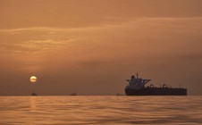 Iran hành động “gắt”, tàu hàng trúng đòn ở eo biển Hormuz