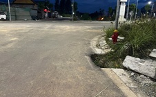 Hàng loạt hố sâu “há miệng” giữa khu tái định cư dự án cầu vượt cửa biển