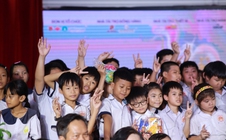 Sinh viên báo chí mang sân khấu đặc biệt đến trẻ em ở TPHCM