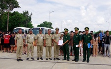 Bắt giữ đối tượng truy nã đặc biệt trong số 127 công dân được Campuchia trao trả