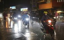 Sấm chớp liên hồi, mưa lớn đang trút xuống nhiều nơi ở TPHCM