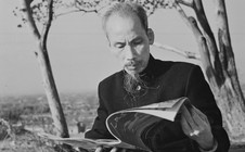 Ánh sáng Hồ Chí Minh soi đường cho chúng ta đi