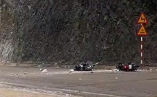 VIDEO: Đi xe máy trên quốc lộ, bất ngờ bị đá từ trên núi rơi trúng người