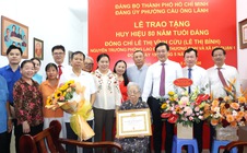 Phó Bí thư Thường trực Thành ủy TPHCM trao Huy hiệu 80 năm tuổi Đảng cho đảng viên