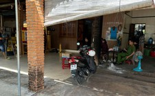 Gia đình phát hiện người đàn ông 65 tuổi tử vong với dao cắm trên người