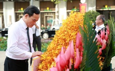 Lãnh đạo TPHCM dâng hoa tưởng nhớ Chủ tịch Hồ Chí Minh vĩ đại
