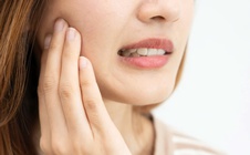 Răng bị sâu, ê buốt có phải do thiểu sản men?