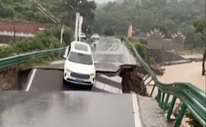 VIDEO: Khoảnh khắc sàn cầu đổ sụp, ô tô rơi xuống sông chảy xiết tại Trung Quốc