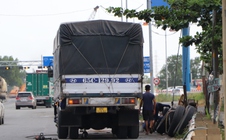 Tiệm sửa xe ngay trên đường dẫn cao tốc TPHCM - Trung Lương