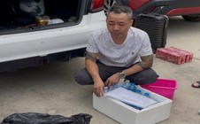 Đang lên xe taxi, người đàn ông nước ngoài bị cướp 2,4 kg vàng trị giá 10 tỉ đồng