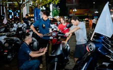Khách hàng chạy xe máy điện “chill” hơn nhờ chính sách hậu mãi 5 sao và hạ tầng “khủng” của VinFast