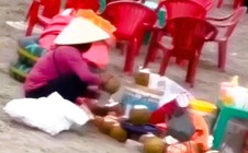 Người phụ nữ gom nước dừa thừa gây hiểu lầm ở khu du lịch