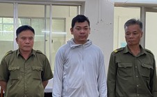 Khởi tố thanh niên dùng bạt che biển số xe rồi tạt sơn nhà hàng xóm