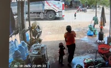 Bé trai 3 tuổi bị xe tải tông tử vong khi chạy qua đường
