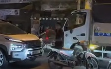 Người đàn ông gây hỗn loạn 1 tuyến đường ở TPHCM do "buồn chuyện gia đình"