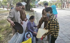 Phát hiện bé trai sơ sinh cùng lá thư của mẹ trước cổng chùa Hoằng Phúc