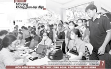 Báo in ngày 4-6: Bữa cơm công nhân sau giờ tăng ca