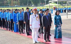Đoàn đại biểu dự Đại hội XIV Công đoàn Việt Nam vào Lăng viếng Chủ tịch Hồ Chí Minh