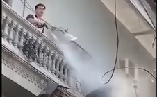 Công an xác minh vụ người đàn ông xịt nước vào thợ đang làm việc trên cao