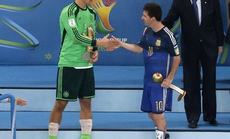 Messi đờ đẫn nhận Quả bóng vàng World Cup 2014