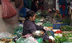 Mưa ngập đồng, giá rau xanh tại chợ Hà Nội tăng mạnh