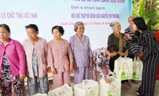 Khám bệnh và tặng quà cho 300 người nghèo ở Bình Chánh Khám bệnh và tặng quà cho 300 người nghèo ở Bình Chánh