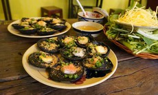 Bánh khọt than tre giá 55.000 đồng một phần