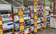 Máy lạnh, quạt điều hòa tràn ra vỉa hè