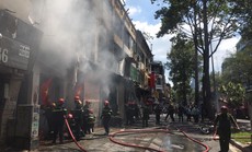 Dãy nhà ở trung tâm TP HCM bốc cháy dữ dội