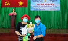 Trao sổ tiết kiệm cho đoàn viên khó khăn