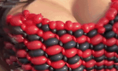 Váy bong bóng muốn cởi phải đập nổ