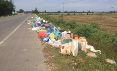 Rác thải tràn ra quốc lộ