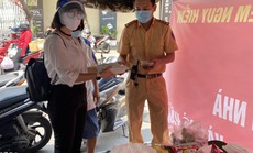 Người dân Gò Vấp nấu cơm tặng lực lượng chống dịch