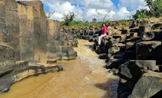 Suối "tổ ong" hơn 100 triệu năm tuổi tại Gia Lai