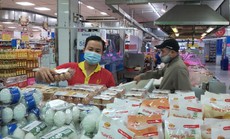 Giá trứng gà, vịt ngoài chợ tăng vọt, chênh lệch khoảng 10.000 đồng/vỉ so với siêu thị