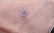 Đóng dấu giả vào tay với giá 500.000 đồng/người để “thông chốt” kiểm dịch Covid-19