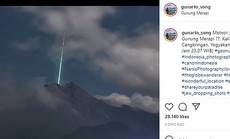 Tia sáng xanh kỳ lạ trên miệng núi lửa ở Indonesia