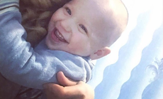 Cha mẹ mải mê nhậu nhẹt, con rơi xuống đất từ tầng 14