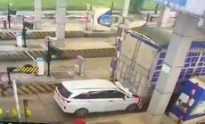 CLIP: Né phí qua trạm BOT Quảng Trị, ôtô bám theo xe tải bị va chạm nát đầu