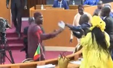 Nam nghị sĩ tát nữ đồng nghiệp, gây ẩu đả ngay tại quốc hội Senegal