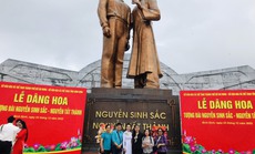 Nghệ sĩ TP HCM dâng hoa tại Tượng đài Nguyễn Sinh Sắc - Nguyễn Tất Thành ở Quy Nhơn